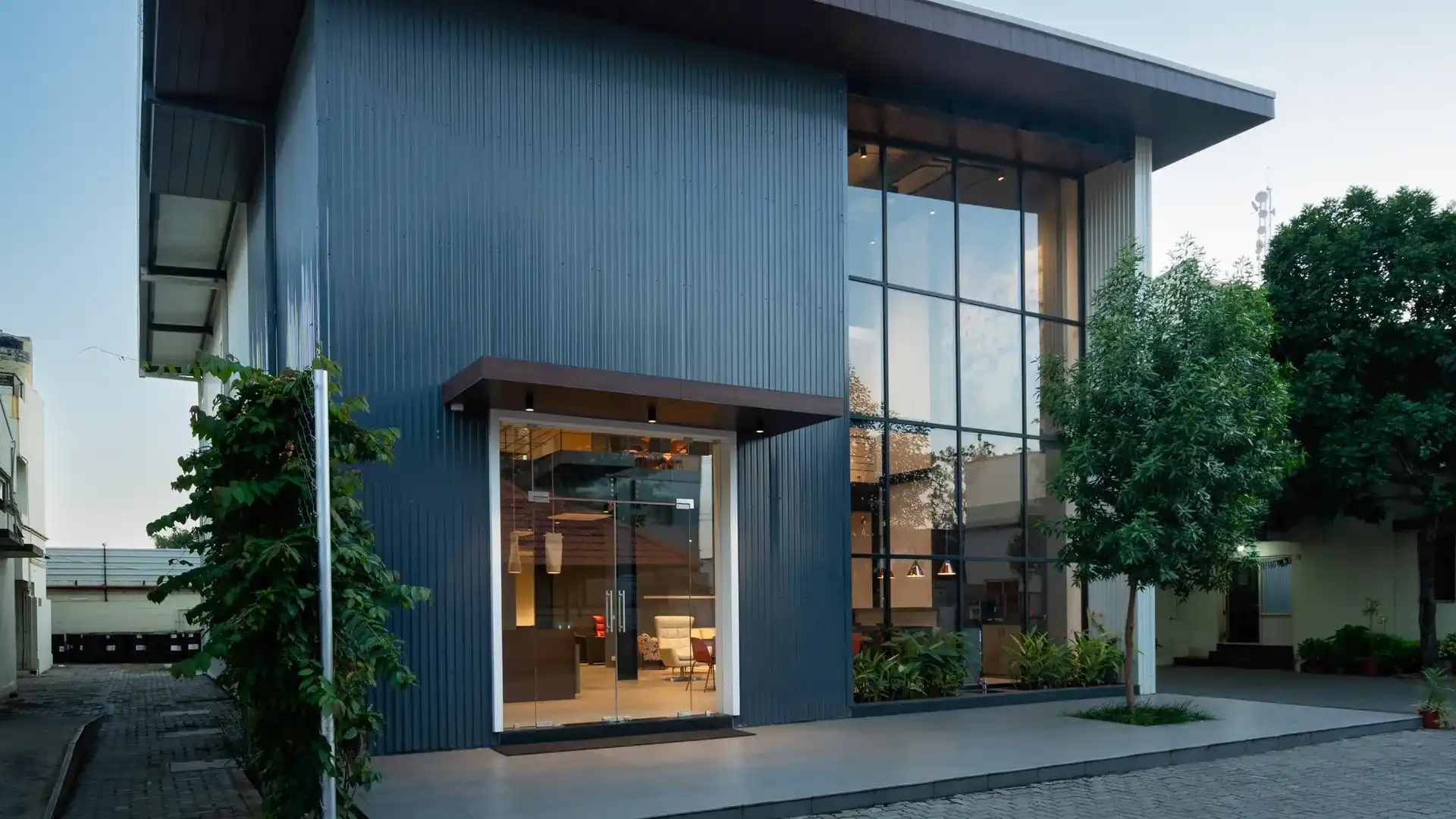 Architectural showroom design using steel structure PEB